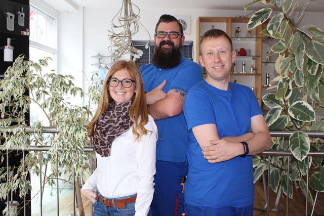 Badplanerin Franziska Lauth, Geschäftsführer Kai Weber und Stephan Zinzius, Betriebsleiter und seines Zeichens Meister im Installateur- und Heizungsbauhandwerk.  | Foto: E.Bender