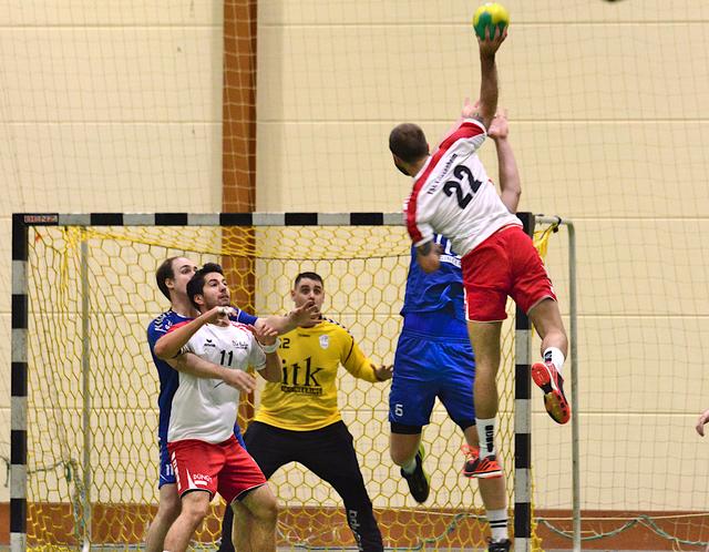 Max Geiger (Tor) hinter seiner aufmerksamen Abwehr