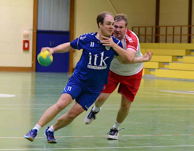 Patrik Sefrin entkommt seinem Abwehrspieler