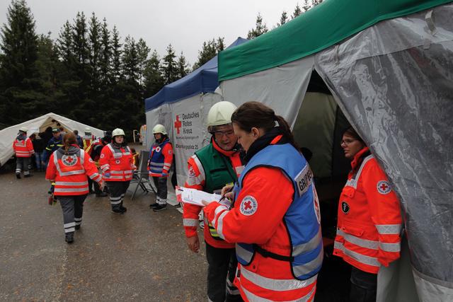 Innenminister Thomas Strobl besucht die Verletztensammelstelle | Foto: Innenministerium