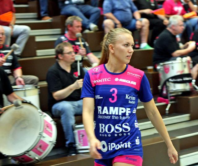 Katarzyna Janiszewska, polnische Nationalspielerin, im Sommer vom Absteiger Halle-Neustadt gekommen, auf Rechtsaußen sehr flott unterwegs,
oft mit Marlene Zapf, die dann halbrechts einrückt.
In Kopenhagen hatte das keinen entscheidenden Effekt, 2 Treffer von Katarzyna waren hilfreich, aber nicht genug...
FotoArchiv Wolfgang Merkel/ Merkel+Merkel