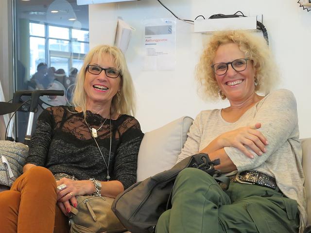 Die beiden hübschen Damen lauschten gerne der Musik | Foto: Brigitte Melder