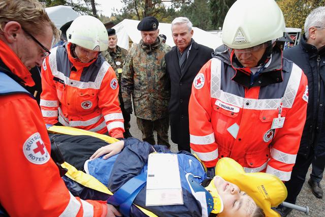 Landespolizeipräsident Gerhard Klotter, Innenminister Thomas Strobl, Landespolizeidirektor Karl Himmelhan und Brigadegeneral Andreas Henne (v.l.n.r.) sind vor Ort | Foto: Innenministerium