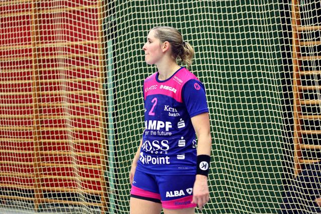 Marlene Zapf, Stammkraft bei der Deutschen Damenhandball-Nationalmannschaft auf rechts, kann die klare Niederlage im EHF Cup-Rückspiel bei Kopenhavn Handbold nicht verhindern.
4 Treffer, davon 1 Siebenmeter, zu wenig.Die englischen Wochen waren für das stark verjüngte Team und die Rückkehrerinnen zu viel...
Das Team um Trainerin Rott und Geschäftsführer Rott wird das Ganze verkraften und in der Liga weiter punkten...Ein Prozess...
FotoArchiv Woilfgang Merkel/Merkel+Merkel