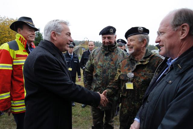 Foto 5: Regierungspräsident Klaus Tappeser, Innenminister Thomas Strobl, Brigadegeneral Andreas Henne, Oberst Christian Walkling und Staatssekretär Wilfried Klenk MdL (v.l.n.r.) | Foto: Innenministerium
