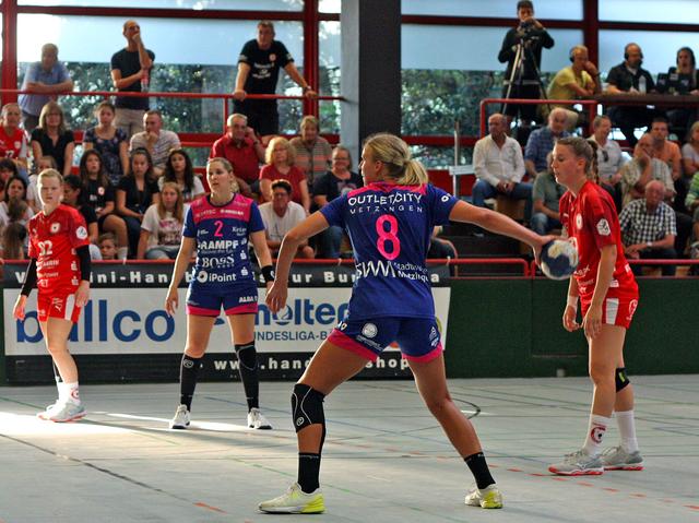 Simone Petersen beim Auswärtsspiel in Ketsch, in der sonnenüberflueteten Neurotthalle. Marlene Zapf beobachtet ob Simone Petersen wieder einnetzt, Rebecca Engelhardt (links hinten) und Spielmacherin Samira Brand von den Ketscher KurpfalzBärinnen beobachten die Szenerie. Simone Petersen verwandelte...
Text/FotoArchiv Wolfgang Merkel/Merkel+Merkel