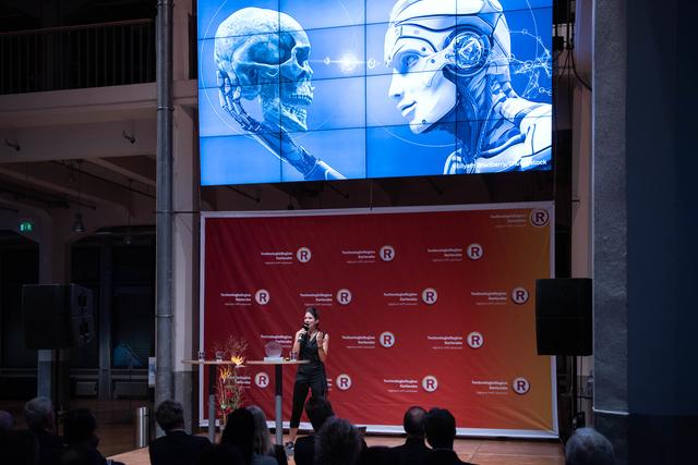 Auch Physikerin und Raumfahrt-Expertin Laura Winterling betonte in ihrer Laudatio, dass Künstliche Intelligenz dem Menschen dienen solle | Foto: Technologieregion/Roth