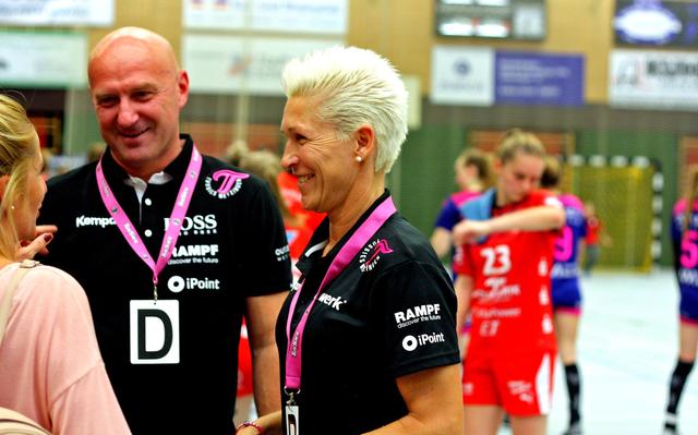 Ferenc Rott (Manager) und Edina Rott (Trainerin) der TusSies im Talk mit einem weiblichen Fan...

Text/Foto: Wolfgang Merkel
FotoArchiv Merkel+Merkel