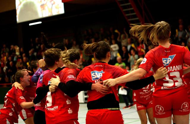 BIG JOY nach dem 30:27 gegen die Vipern...
Die KurpfalzBärinnen außer Rand und Band...

Text/Foto/FotoArchiv Wolfgang Merkel/Merkel+Merkel