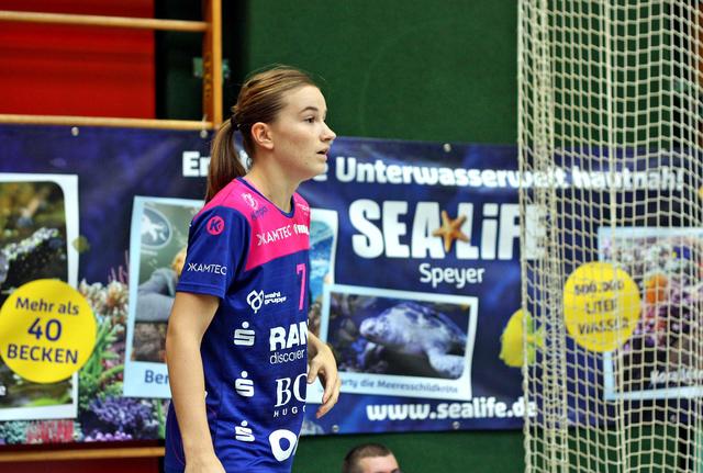 Bo van Wetering, lauert links vom Tor , an der Außenlinie auf den No-Look-Pass von Simone Petersen...

Text/Foto/FotoArchiv: Wolfgang Merkel/Merkel+Merkel