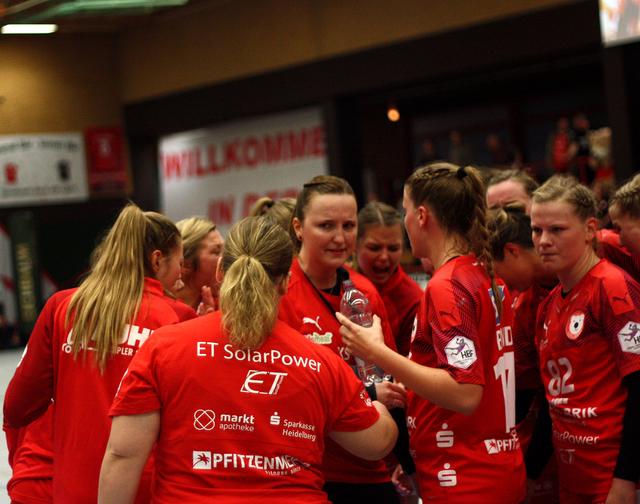 Kate Schneider im Kreis ihrer siegreichen RED LADIES...nach dem Spiel gegen die Vipern

Text/Foto/FotoArchiv Wolfgang Merkel/Merkel+Merkel