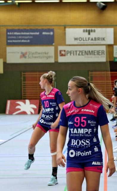 Dorina Korsos, ungarische Nationalspielerin auf Linksaußen, in Rotatione mit Bo van Wetering...Von Ferenc Rott, 2017 nach Metzingen, zu den Pink Ladies geholt. Absolute Frohnatur...

Text/Foto/Fotoarchiv Wolfgang Merkel/Merkel + Merkel