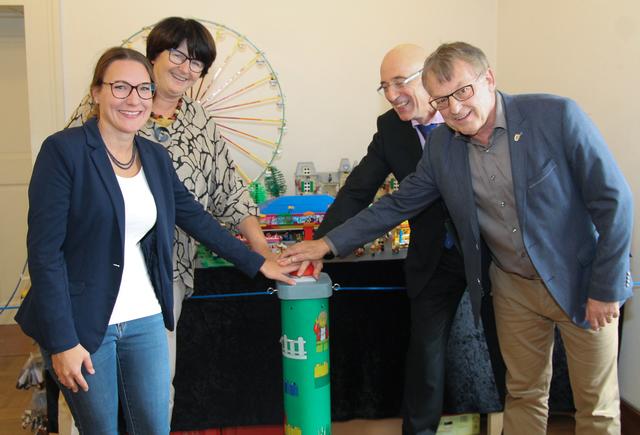 Christina Ebel, Leiterin Schlossverwaltung Bruchsal, Oberbürgermeisterin Cornelia Petzold-Schick, Michael Hörrmann und der Landtagsabgeordnete Ulli Hockenberger eröffnen die Ausstellung (v.l) | Foto: Heike Schwitalla