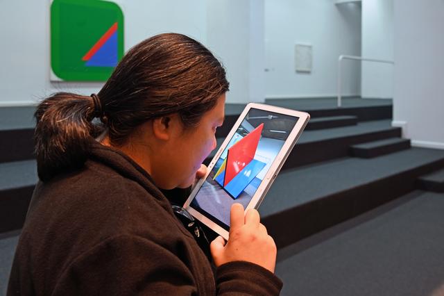 Sehbehinderte können Bilder individuell vergrößern mit Hilfe eines Tablets | Foto: Ilona Schäfer
