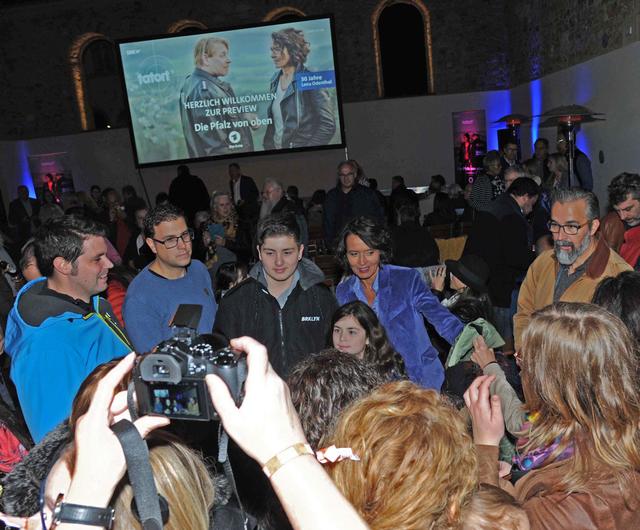 Umringt von ihren Fans: Tatort-Kommissarin Lena Odenthal alias Ulrike Folkerts. | Foto: Link