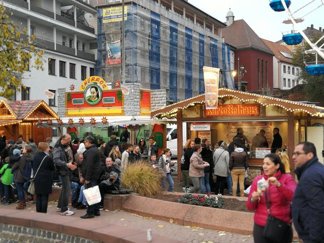 Treffpunkt in der City: Auch beim Novembermarkt gilt die alte Weisheit: „Essen und Trinken hält Leib und Seele zusammen“. Foto: Kling-Kimmle