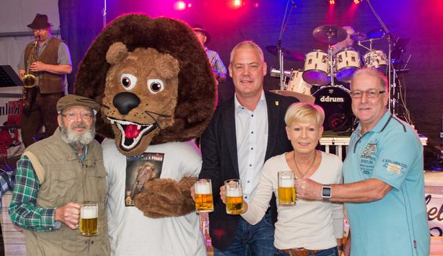 Mit einem Fassbieranstich wurde der Wendelinusmarkt am Sonntagmorgen offiziell eröffnet | Foto: Schäfer