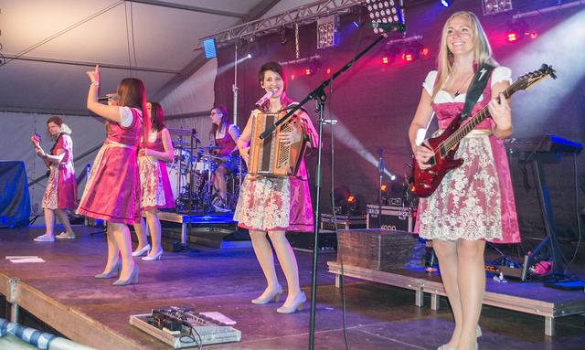 Die "Midnight Ladies" rockten am Freitagabend das Festzelt | Foto: Schäfer