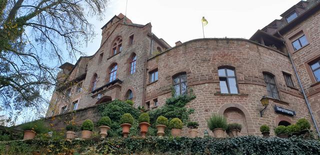 Die Burg Berwartstein ist die einzige noch bewohnte Burg im Wasgau | Foto: Jens Vollmer