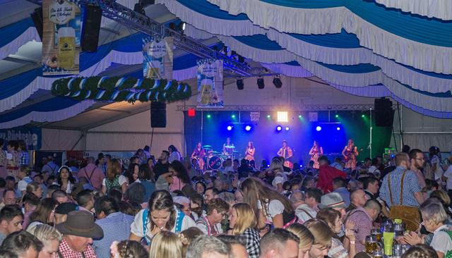 Stilecht in Dirndl und Lederhose wurde beim Oktoberfest wieder zünftig gefeiert | Foto: Schäfer