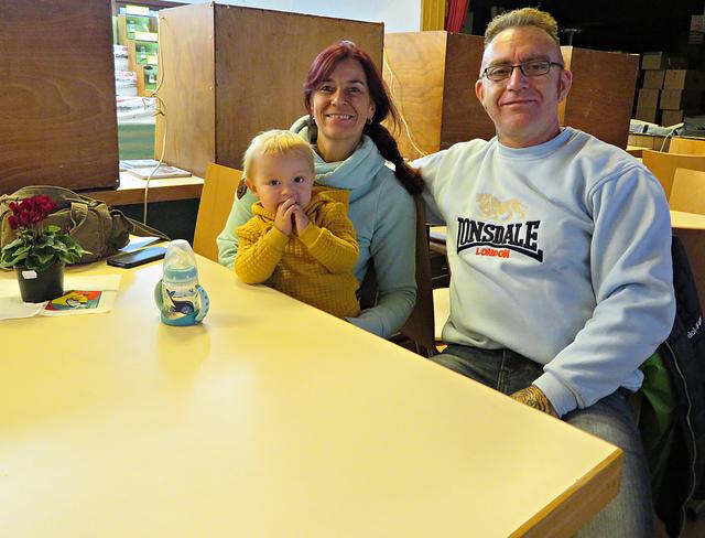 Familie Litzel aus Böhl will Vögel kaufen | Foto: Brigitte Melder