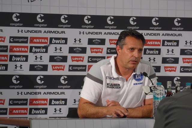 Auf der Pressekonferenz nach dem Spiel | Foto: Gustai/Pixelgrün