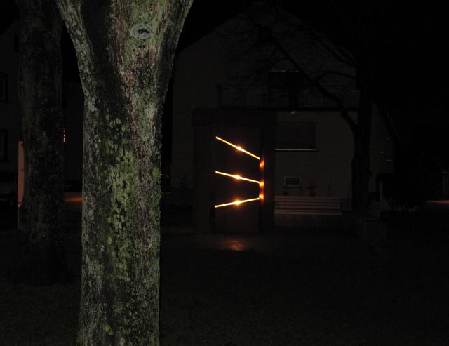 Das Palmbacher Waldenserdenkmal "Tor des Ankommens" bei Nacht. | Foto: Roland Jourdan