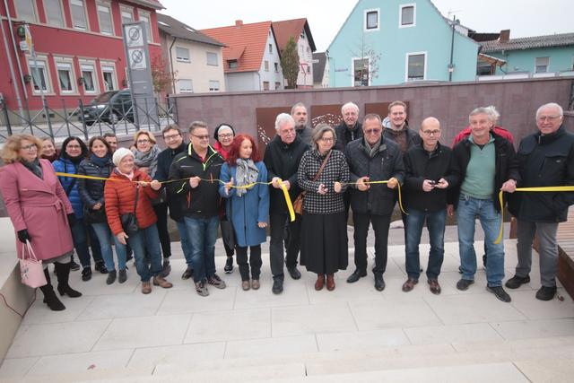 Mit dem Durchschneiden des Bandes eröffneten Waghäusels Oberbürgermeister Walter Heiler, mehrere ehemalige und aktuelle Mitglieder des Gemeinderats sowie Firmenvertreter den neuen Raiffeisenplatz in Kirrlach. | Foto: Klumpp