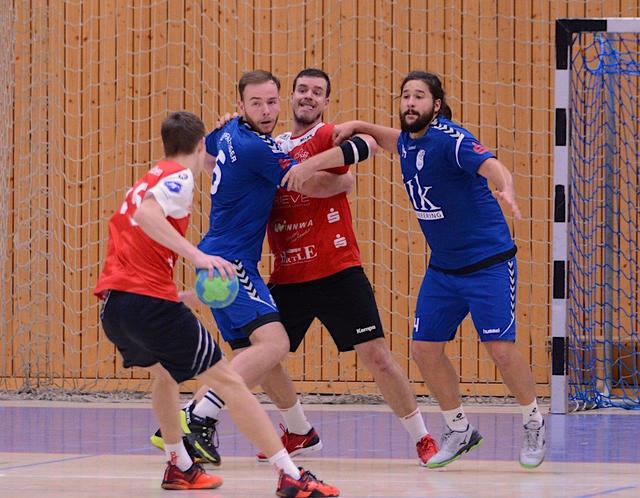 Inniger Zweikampf: André Hilsendegen lässt seinen "Kreis" nicht aus den Armen. Rechts daneben, Sebastian Latzko