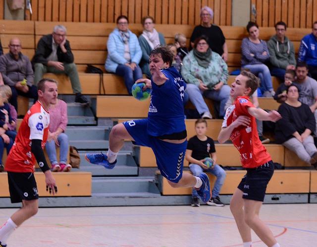 Philipp Latzko fliegt durch die Abwehr