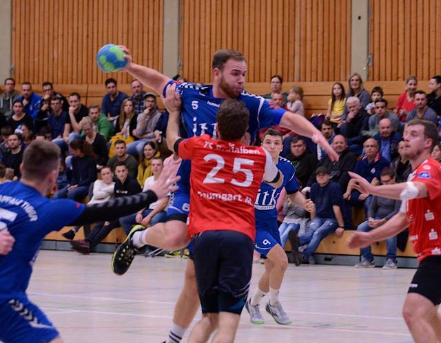 André Hilsendegen vor der gut gefüllten Tribüne