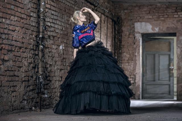 Eine Robe von Tobias Rauch, der sich für den „L.O.B. Fashion Award“ qualifiziert hat.