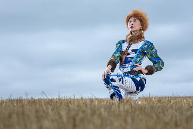 Auf einem Feld in Vinningen hat Harald Kröher Bin Yang Liu in diesem Mongolen-Look abgebildet.