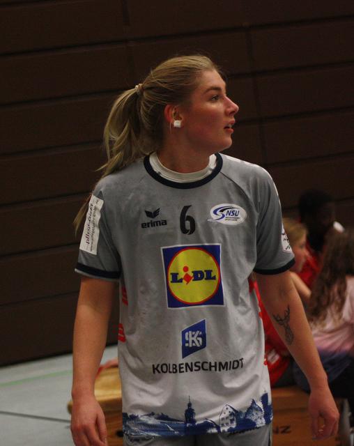 Nathalie Hendrikse (NED), im Sommer aus Norwegen nach Neckarsulm gekommen, stark auf Rechtsaußen, auch in der Defense...

FotoArchiv Merkel+Merkel