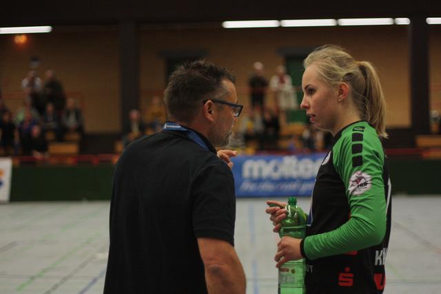 Torwarttrainer Oliver Rieth, der Oliwia Kaminska Tipps gibt...
Oliwia Kaminska spielte in der zweiten Halbzeit ganz stark für die NSU.

FotoArchiv Merkel+Merkel