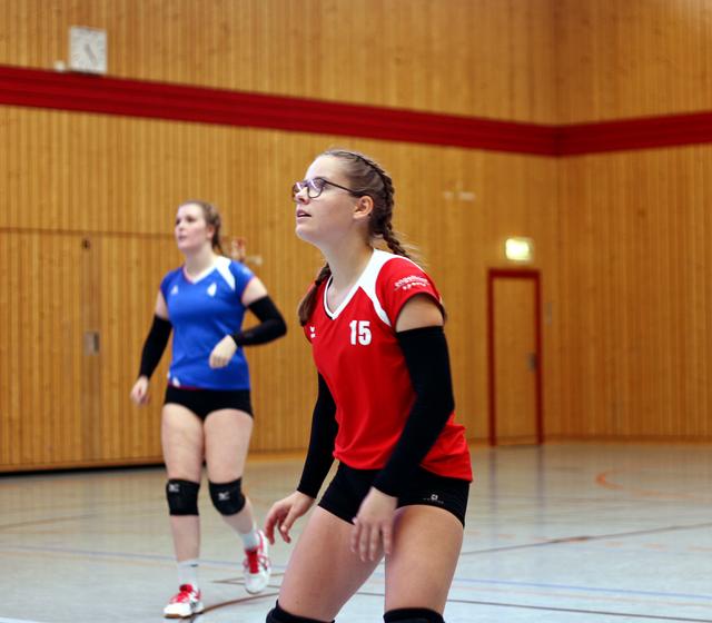 Die Libera der Blue Devils in Erwartung des Aufschlages der Schaidter Volleyball-Ladies