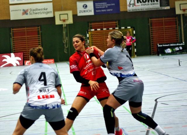 Die halblinke Rückraumspielerin und achtfache Torschützin Carmen Moser von den Ketscher Kurpfalzbärinnen wird von Louisa Wolf und Bima Haraldsdottir gebremst.

FotoArchiv Merkel+Merkel