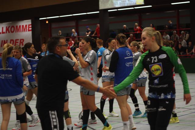 Gratulation vom Torwarttrainer Oliver Rieth für die sehr starke Halbzeit von Oliwia Kaminska (NSU) in der zweiten Halbzeit gegen Ketsch

FotoArchiv Merkel+Merkel