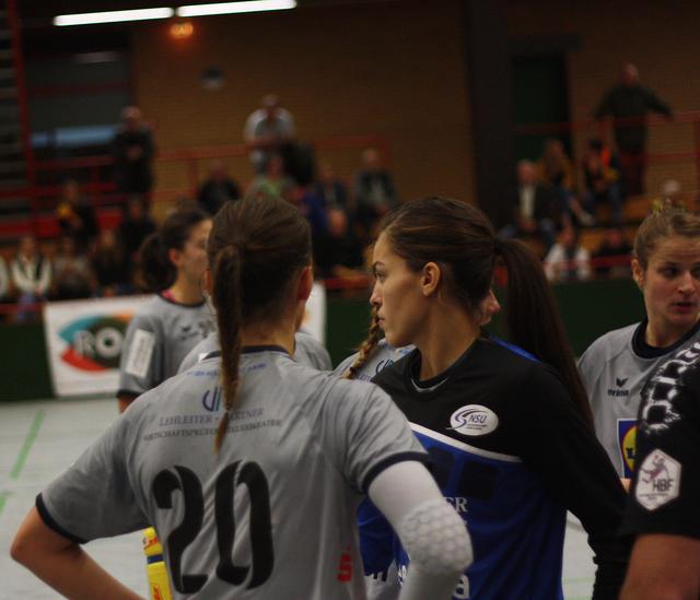 Nele Reimer (20) und Lucie-Marie Kretzschmar, die vom HC Leipzig im Sommer in die BL wechselte, großes Talent, aber im Spiel gegen die KurpfalzBärinnen nicht im Einsatz.

FotoArchiv Merkel+Merkel