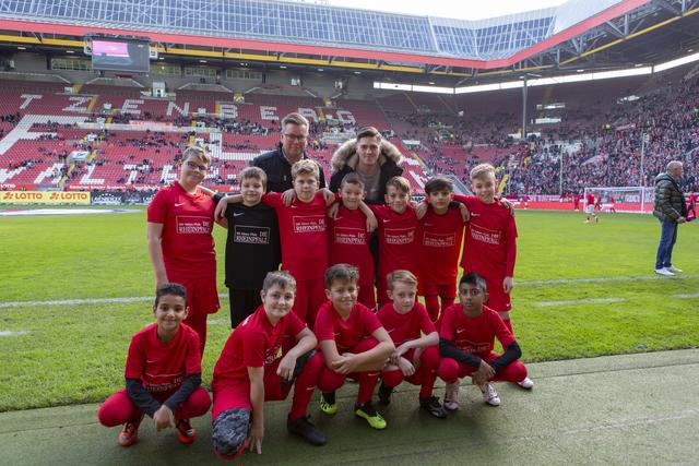 und die jungen Spieler des MTSV Beindersheim. Fotos: FCK