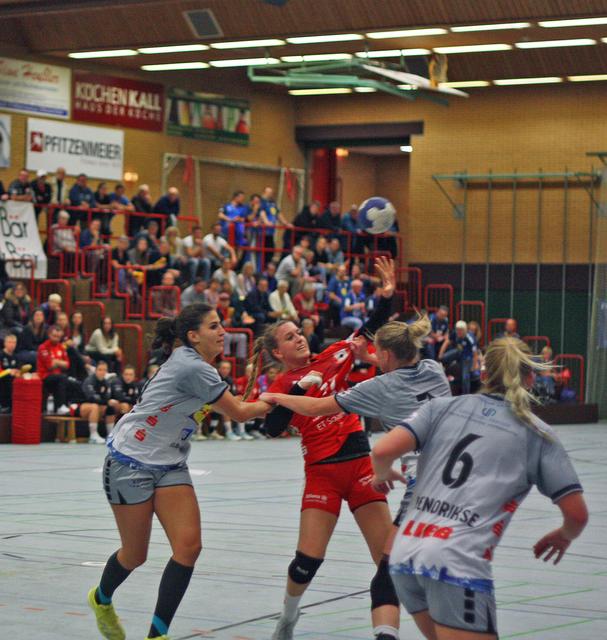 Regisseurin Samira "Sam" Brand (Ketsch) wird von Irene Espinola Perez (Neckarsulm) und Companeras in die Mangel genommen

FotoArchiv Merkel+Merkel