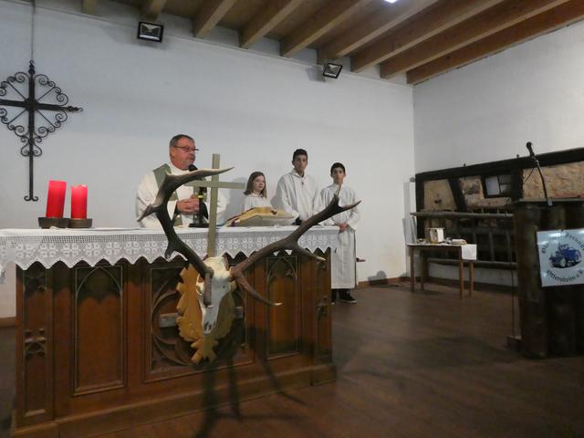 Die Hauptakteure der Hubertusmesse: Am Altar Pfarrer Buchert assistiert von den Messdienern. | Foto: Michael Kauffeld