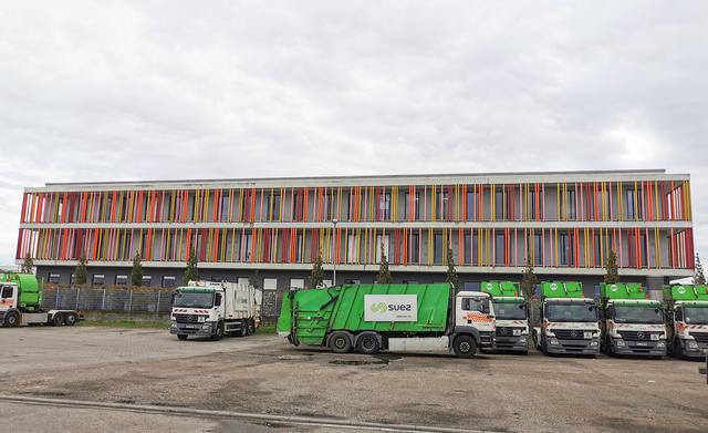 Jurybegründung: Die Landesfeuerwehrschule in Bruchsal vereint eine qualitätvolle, moderne Architektur mit neuesten pädagogischen Anforderungen. Die geschickte Umwidmung der Flurflächen am natürlich belichteten Atrium zu einem Ort des selbstorganisierten Lernens ist durch die umlaufenden Fluchtbalkone möglich, die den Brandschutz gewährleisten. Die typisch rote Farbe der Feuerwehr setzt inmitten der hochwertigen Innenraumgestaltung angemessene Akzente, ohne
aufdringlich zu wirken. Die Farbgebung im Inneren spiegelt sich in der vorgesetzten Fassade- und der Vorplatzgestaltung wider. Der hochwertige Vorplatz ist beispielhaft in seinen landschaftsarchitektonischen Details und im Umgang mit identitätsstiftenden Merkmalen.