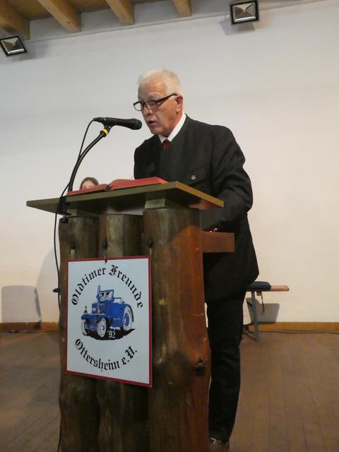 Hans Glang - Der Initiator und Hauptorganisator der Ottersheimer Hubertusmesse – begrüßt alle Gäste. | Foto: Michael Kauffeld