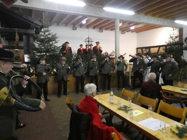 Jagdhornbläser der Kreisgruppe Germersheim beim Blasen des Ausmarsches. Im Hintergrund auf der Bühne die Parforcehornbläser der Rallye Rheingau. | Foto: Michael Kauffeld