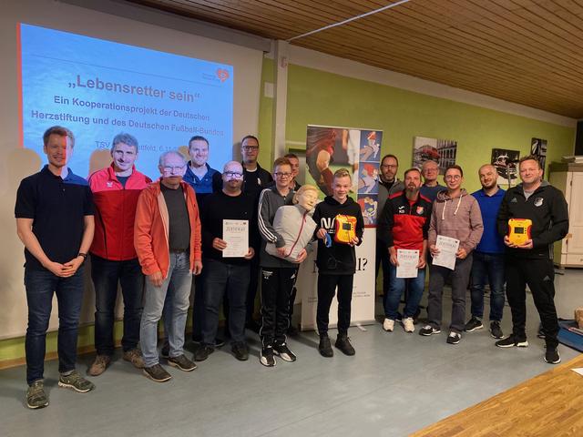Dreizehn Mitglieder des TSV Stettfeld im Alter von 14 bis 71 Jahren wurden zu Ersthelfern bei einem Herzstillstand ausgebildet.
