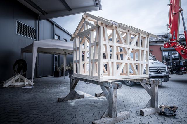 Fachwerk: Während des Ausbildungstages entstand dieses Fachwerkhaus "en miniature" von Mitarbeitern der Firma Majer | Foto: stricker