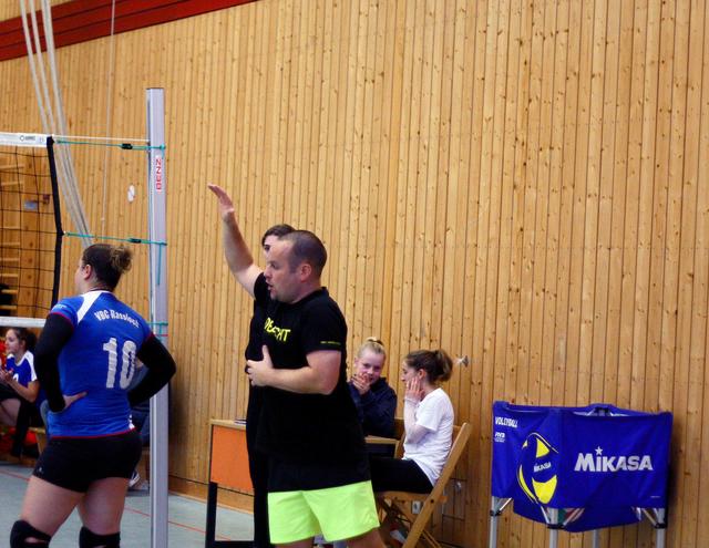 Trainer Andreas "Andy" Rühl sieht Korrekturbedarf...

Text/Foto: Wolfgang Merkel
FotoArchiv Merkel+Merkel