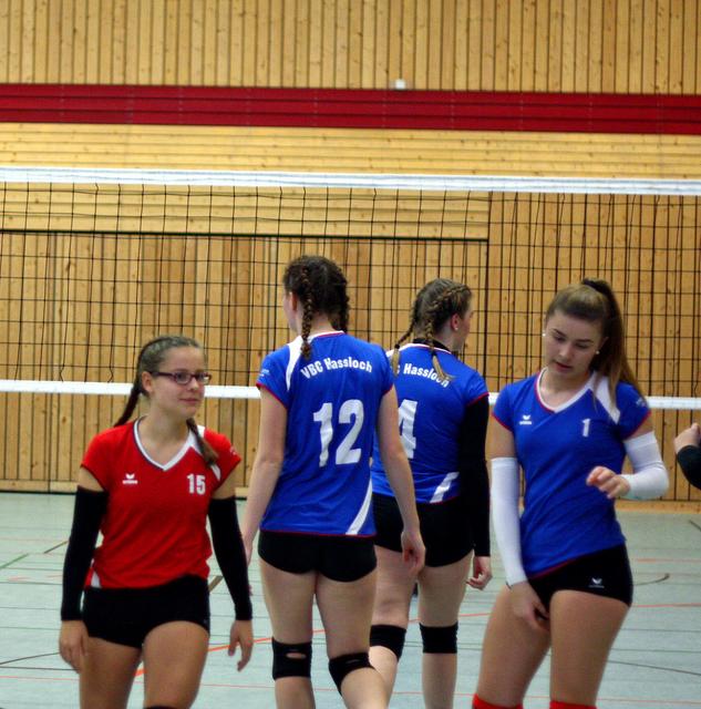 Die Libera der Blue Devils, Katharina Surkau, ist's zufrieden...Gefahr abgewendet, gepunktet. 
Das Herzstück des Teams ist hier zusammen zu besichtigen: Katharina Surkau (15)/Libera,  Lena Gillich mit der Nummer 12, Jennifer Herold mit der Nummer 4 und mit der 1 Clara Niehues , die starke Aufschläge zelebrierte, wiewohl sie die Anfänge gegen die SG Westpfalz als schleppend, phlegmatisch im Gespräch unmittelbar nach dem Match analysierte.
Text/Foto: Wolfgang Merkel
FotoArchiv Merkel+Merkel