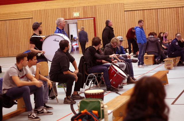 Die Fan Base, noch ausbaufähig, aber deutlich stärker als beim letzten Doppelspieltag. Es scheint musikalischer zu werden...Mal sehen, wen Bronco noch gewinnen kann...
Mexikanische Trompeten wären nicht schlecht...Mariachi- Klänge...

Text/Foto: Wolfgang Merkel
FotoArchiv Merkel+Merkel